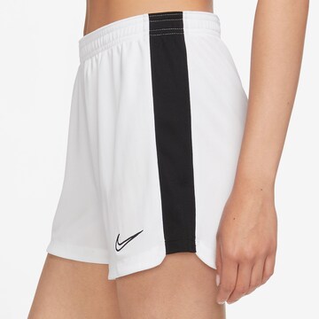 Regular Pantalon de sport 'Academy23' NIKE en blanc