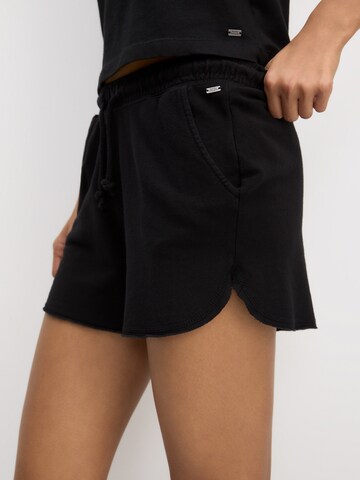 Pantaloni scurți de la Pull&Bear pe negru