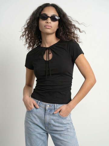 HYPEDROP - Camiseta 'Bea' en negro: frente