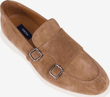 Desa - Mocasines 'DESA Herren-Slipper aus Wildleder mit Doppelschnalle' en marrón: frente