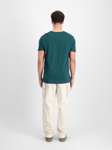 ALPHA INDUSTRIES Футболка в Зеленый
