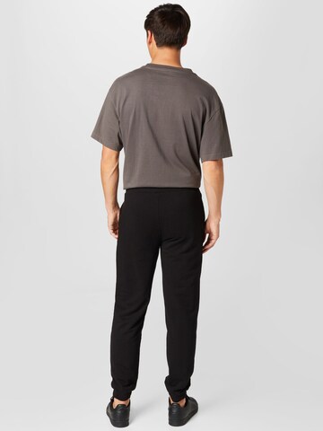 NEW ERA Tapered Broek in Zwart