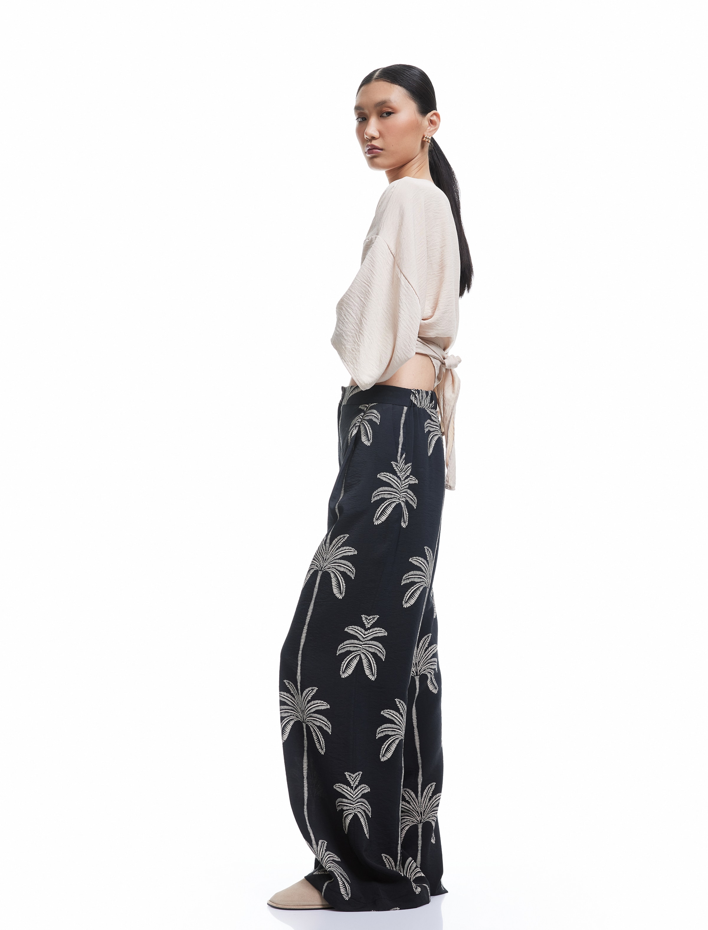 Koton Wide leg Pleat-front trousers in Black