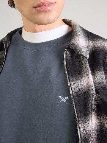 Iriedaily Regular fit Tréning póló 'Mini Flag 2' - szürke