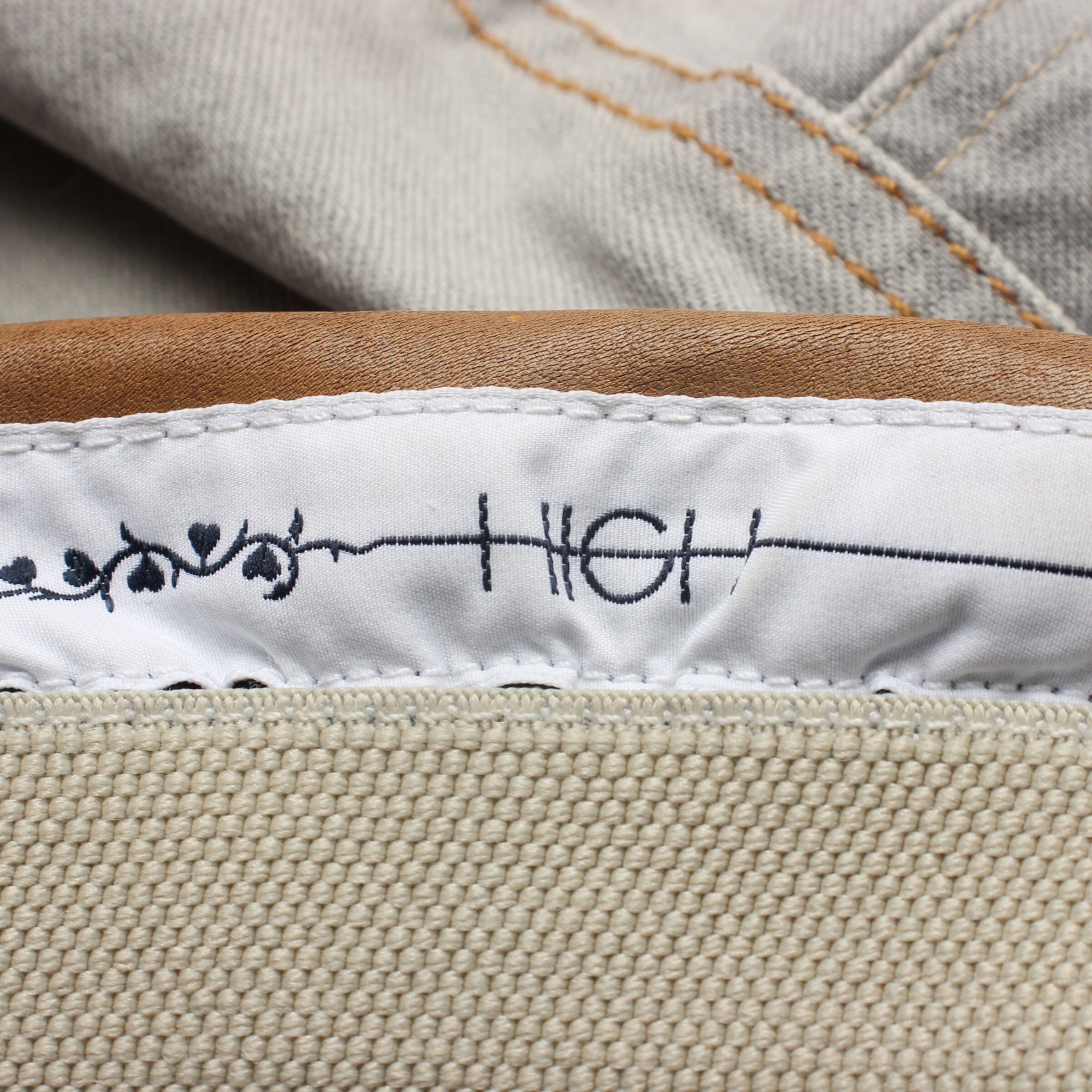 High Use Jeans in 25-26 in Grey