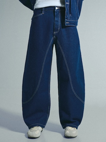 Bershka Barrel Jeans in Blue: front