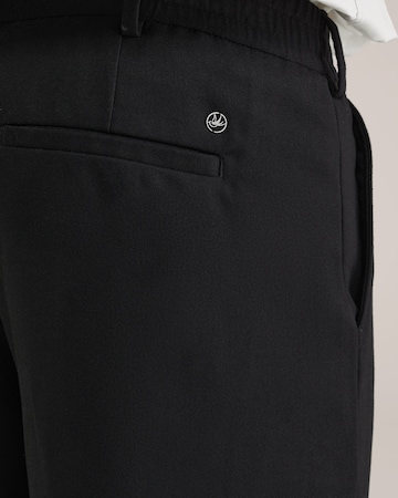 WE Fashion - Loosefit Calças com pregas em preto