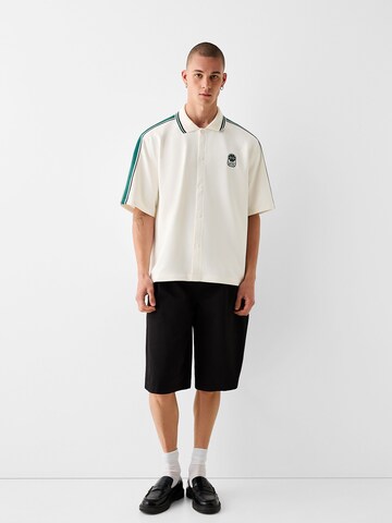 Bershka Comfort fit Srajca | bela barva