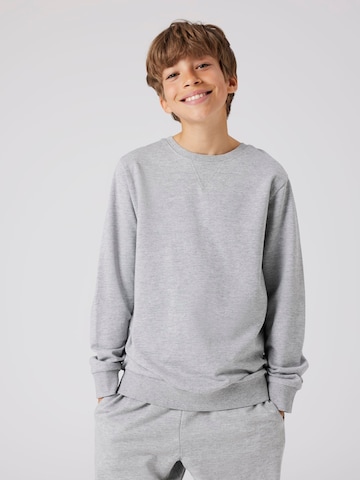 TWO SOON Sweatshirt in Grijs: voorkant