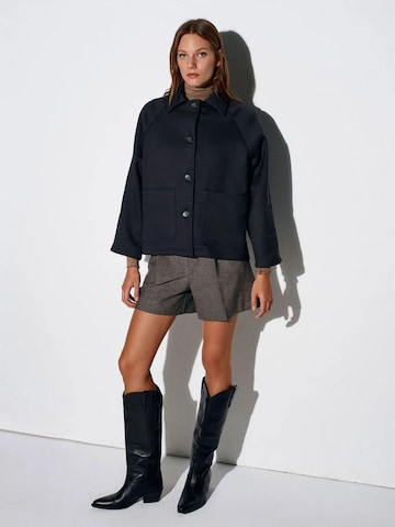 Dilvin Between-Season Jacket in Black
