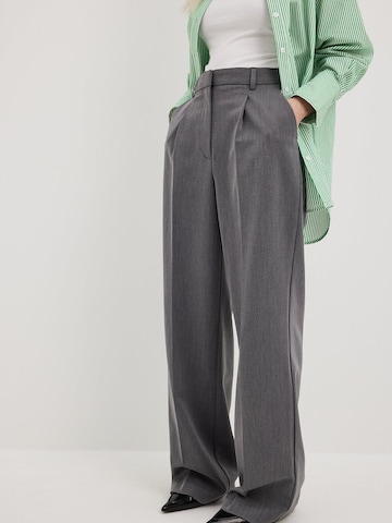 NA-KD Wide leg Pleat-Front Pants in Grey: front