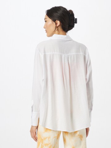 Camicia da donna 'Manuella' di Gina Tricot in bianco