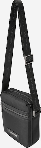 VALENTINO Чанта за през рамо тип преметка в черно: отпред