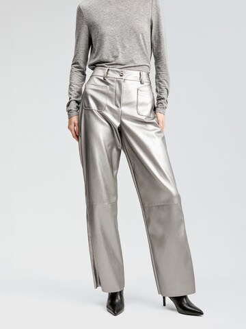 Lola Casademunt - Loosefit Pantalón en plata: frente