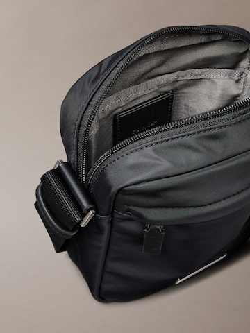 juoda Calvin Klein Rankinė su ilgu dirželiu