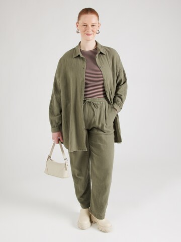 Camicia da donna 'CARTHYRA' di ONLY Carmakoma in verde