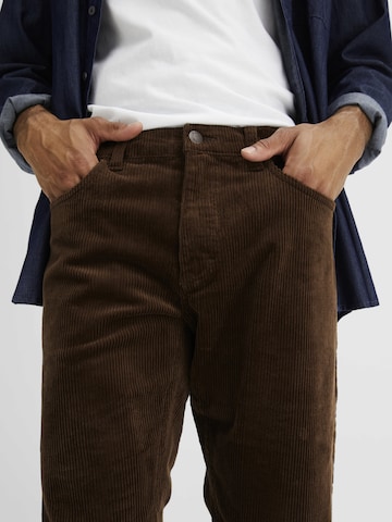 Regular Pantalon bonprix en marron