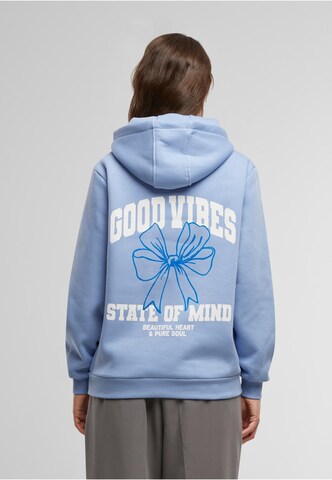 Felpa 'Good Vibes Bow' di Miss Tee in blu: frontale