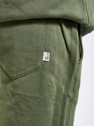 A Question Of (AQO) regular Bukser i grøn