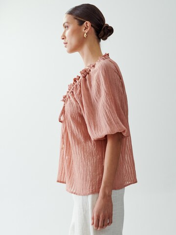 The Fated Blouse in Roze