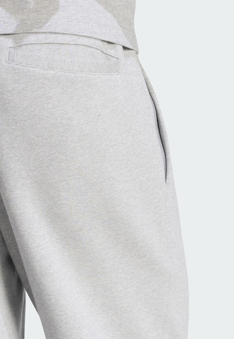 ADIDAS ORIGINALS - Loosefit Calças de desporto 'Trefoil Essentials' em cinzento