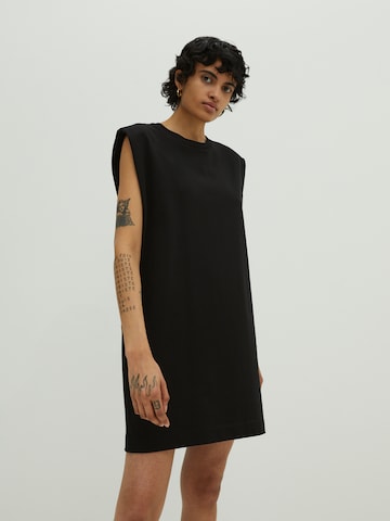 Rochie 'Rosie' de la EDITED pe negru: față