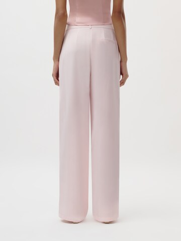 LeGer by Lena GerckeLoosefit Hlače s naborima 'Kora' - roza boja