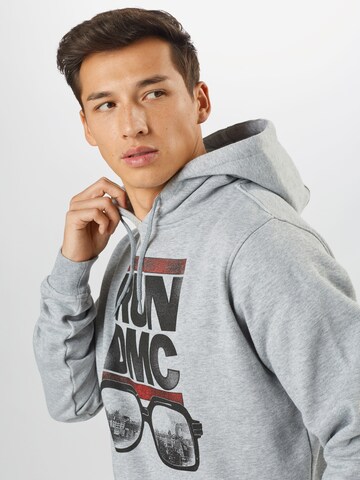 Sweat-shirt 'Run DMC City Glasses' Mister Tee en gris