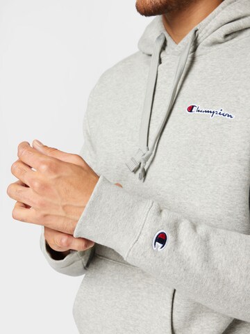 Champion Authentic Athletic Apparel Sweatshirt i grå