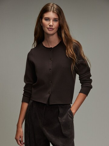 Next Strickjacke in Braun: Vorderseite