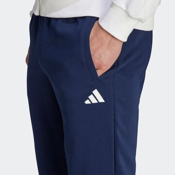 Effilé Pantalon de sport 'Club Teamwear Graphic ' ADIDAS PERFORMANCE en bleu