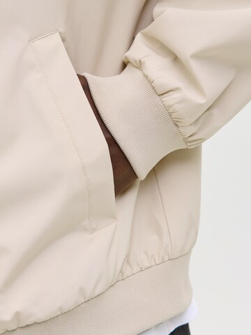 JACK & JONES Välikausitakki 'JJECHARGE' värissä beige