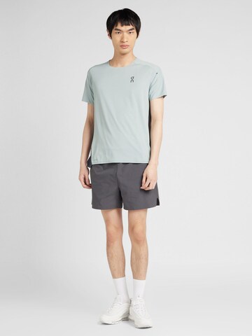 On Regular Sportshorts 'Essential' in Grau