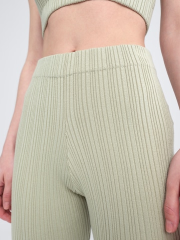 EDITED Flared Broek 'Mavis' in Groen