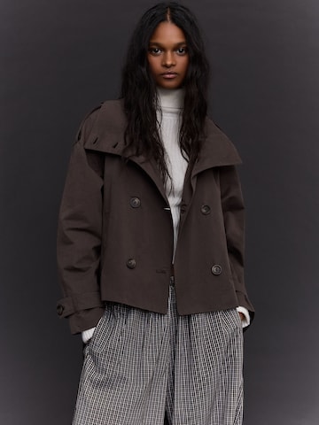 Bershka Prechodná bunda - Hnedá