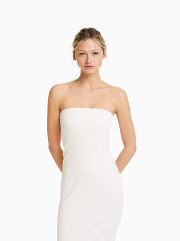 Bershka Společenské šaty – bílá: přední strana