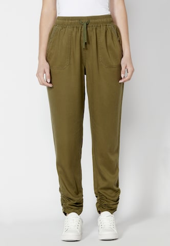 KOROSHI Tapered Jeans in Green: front