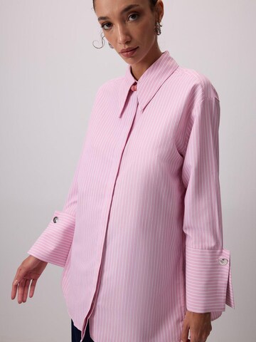T-shirt 'Striped Shirt With Wide Cuffs' Touché Privé en rose