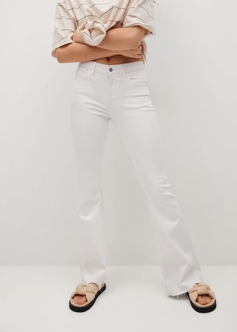 MANGO Flared Jeans in Wit: voorkant