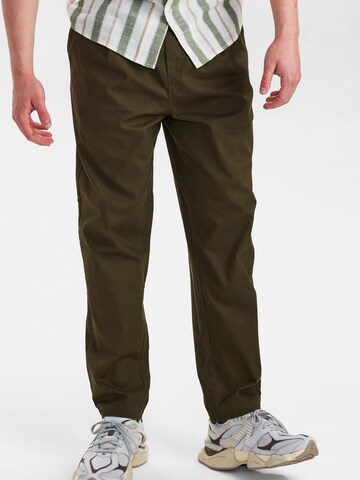 Dxnmxrk Tapered Hose 'DXElmo' in Grün: Vorderseite