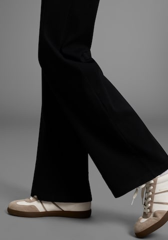 Neun Monate Regular Pants in Black