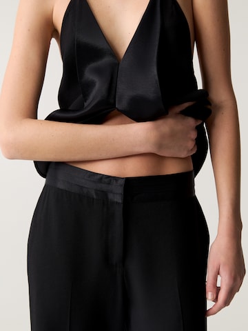 Pull&Bear Loosefit Ráncos nadrág - fekete