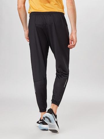 NIKETapered Sportske hlače 'Essential' - crna boja