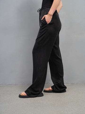 Wide leg Pantaloni 'Johanna' di A LOT LESS in nero