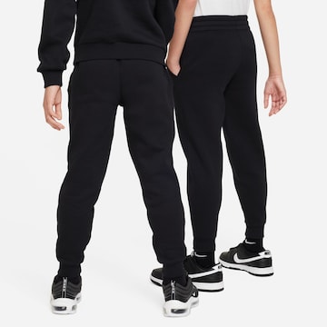 Tapered Pantaloni 'Club Fleece' de la Nike Sportswear pe negru