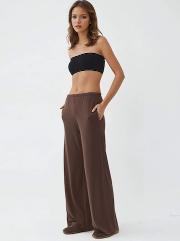 Busem - Perna larga Calças em castanho