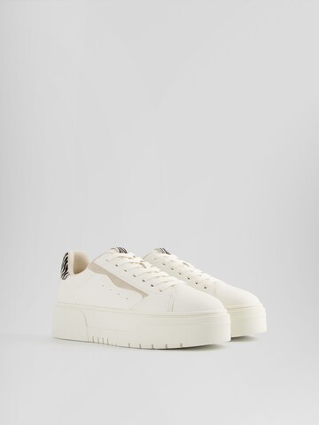 Sneaker bassa di Bershka in bianco