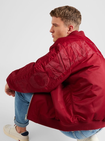 Tommy Jeans Prechodná bunda - Červená