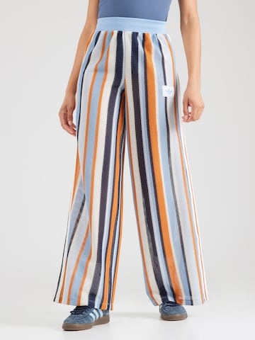 ADIDAS ORIGINALS - Pierna ancha Pantalón 'Summer Glow Firebird' en azul: frente