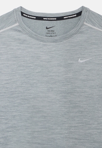 Tricou funcțional 'MILER' de la NIKE pe gri
